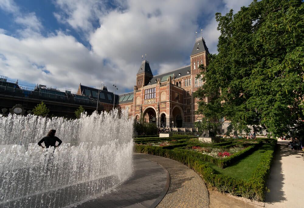 What are fun things to do when it rains in Amsterdam?